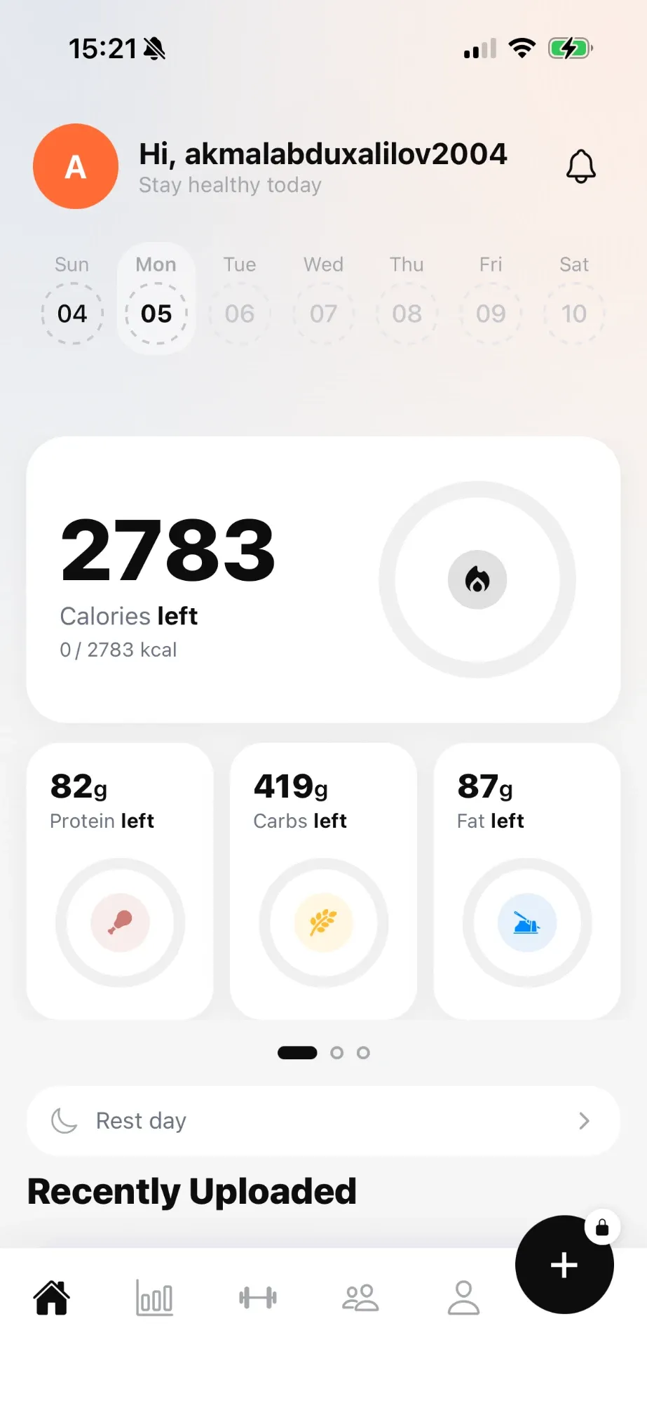 Главный экран Fitness AI: оставшиеся на день калории, белки, углеводы и жиры